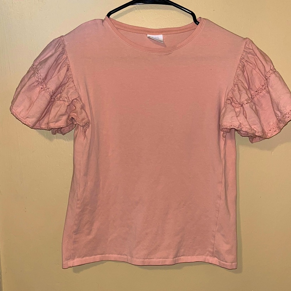 Zara size 13-14 shirt— cute sleeve detail. Great condition.